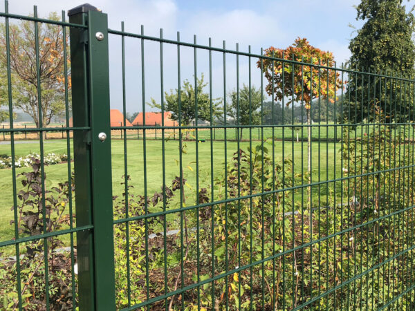 Doppelstabmatte 6/5/6, verzinkte und pulverbeschichtete Gittermatte mit 50x200 mm Maschenweite für stabile Zaunanlagen