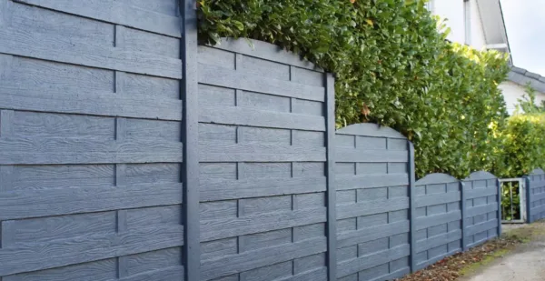 Betonzaun Motivplatte Elegant mit klarer Linienstruktur in grau