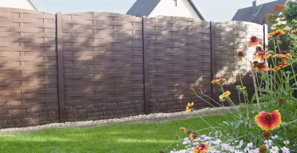 Flecht-Zaunplatte als modulare Sichtschutzlösung aus Beton