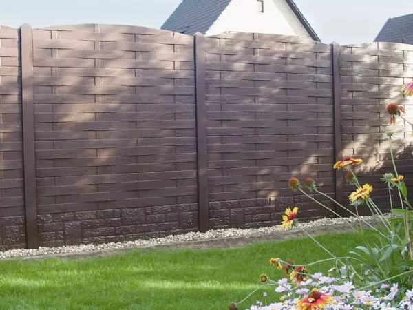 Flecht-Zaunplatte als modulare Sichtschutzlösung aus Beton