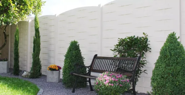 Gartenzaun aus Beton mit geflochtenem Motiv – Flechtplatte Standard S