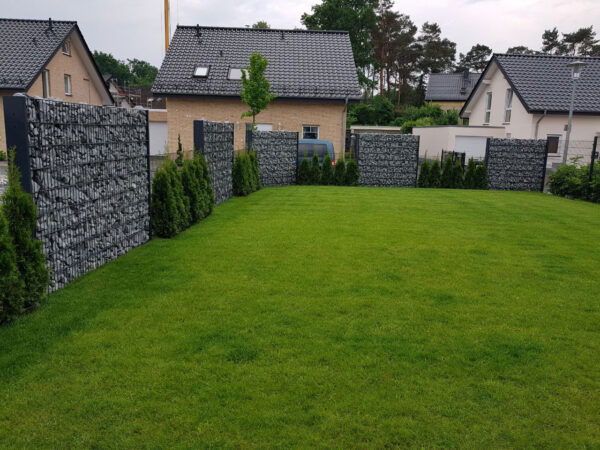 Optische Highlights schaffen: Gabionenwände in Kombination mit Doppelstamattenzaun