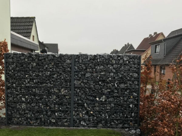 Perfekter Sichtschutz mit C-Profil Gabionenpfosten