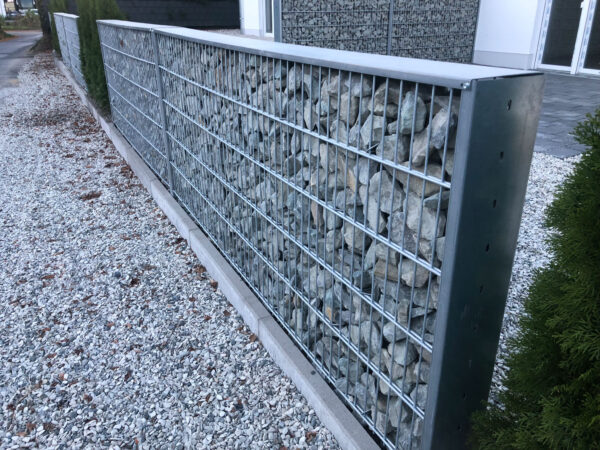 Abschluss mit Abdeckblech auf Gabionenpfosten