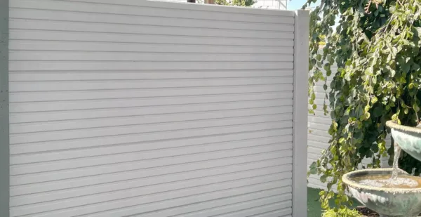Betonzaunplatte Linear in Naturgrau mit moderner Linienstruktur