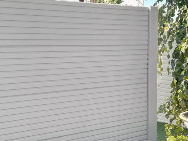 Betonzaunplatte Linear in Naturgrau mit moderner Linienstruktur
