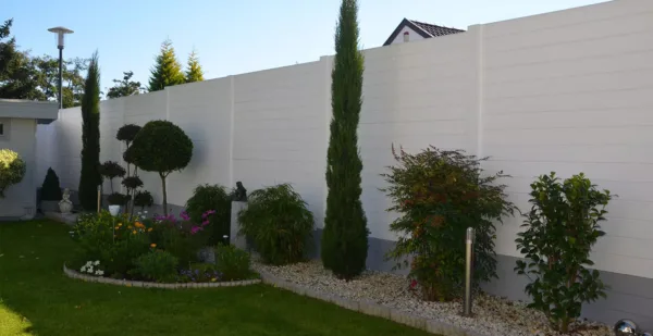 Klassik-Betonzaunmotivplatte Prestige Glatt in Betongrau mit glatter Oberfläche als Sichtschutz