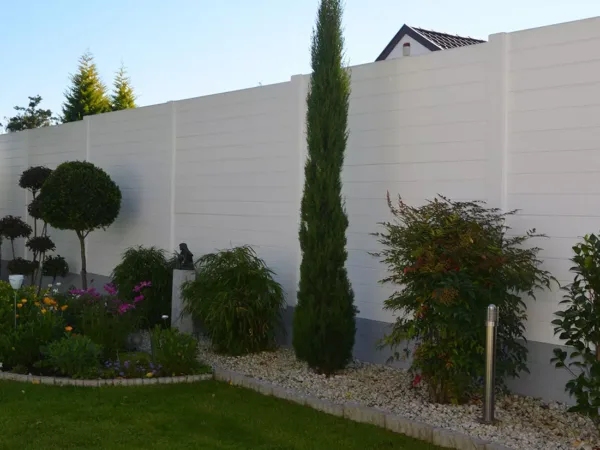 Klassik-Betonzaunmotivplatte Prestige Glatt in Betongrau mit glatter Oberfläche als Sichtschutz