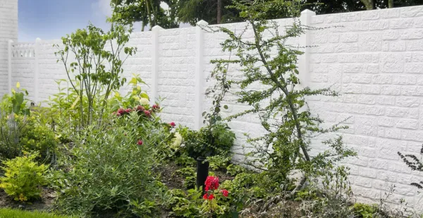 Betonmotivplatte Romania für stilvolle Grundstücksabgrenzung
