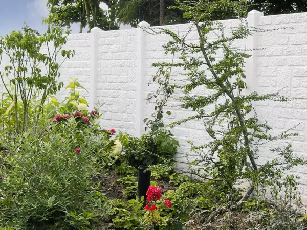 Betonmotivplatte Romania für stilvolle Grundstücksabgrenzung