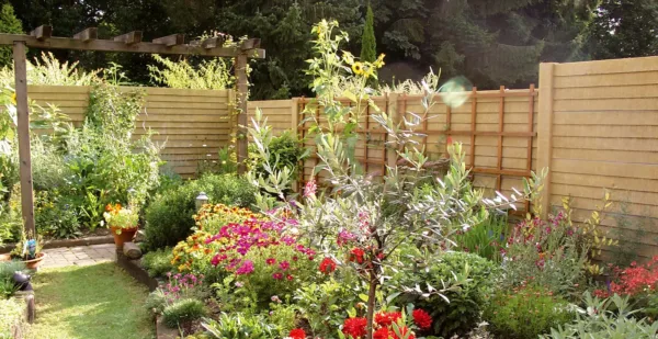 Betonzaunplatte Solide als Sicht- und Schallschutz im Garten