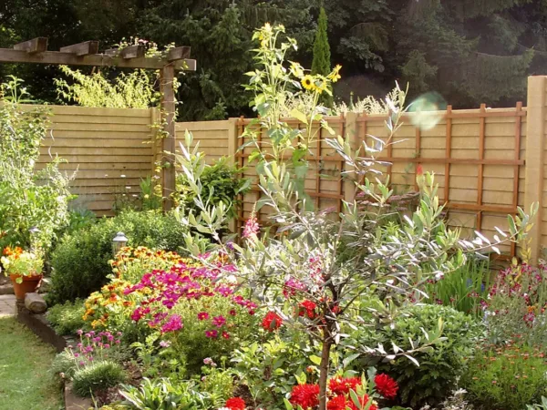 Betonzaunplatte Solide als Sicht- und Schallschutz im Garten