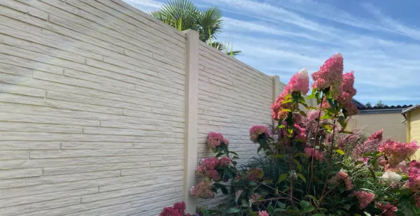 Betonzaunplatte Toscana aus Beton in grauer Steinoptik
