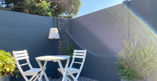 Betonzaun Glatte Platte – zurückhaltendes Design für moderne Grundstücke