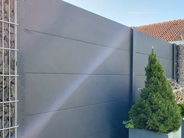 Betonzaun-Motivplatte Glatte Platte in schlichtem Grau