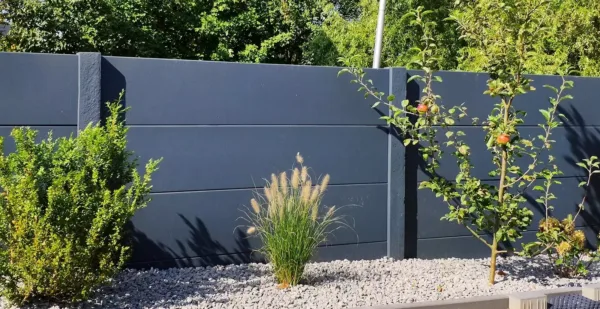 Motivplatte Glatte Platte – funktionale Basis für individuelle Betonzaunsysteme