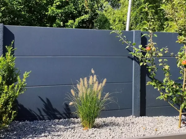 Motivplatte Glatte Platte – funktionale Basis für individuelle Betonzaunsysteme