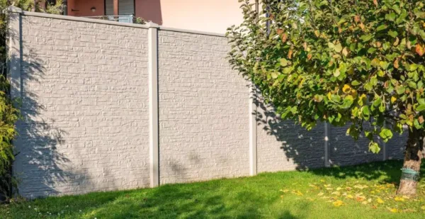 Betonmotivplatte Montana für moderne Zaungestaltung