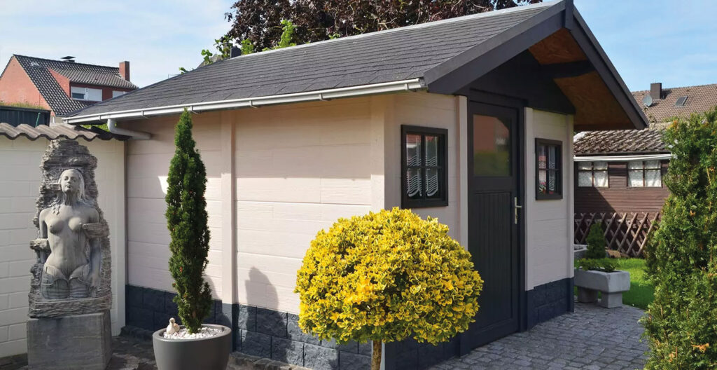 Modernes Gartenhäuschen mit Timber-Motivplatte im Garten