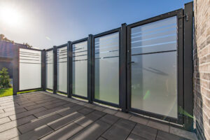 Aluminium-Sichtschutzzaun „Steife Brise" mit Glas